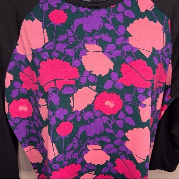 NEW MEDIUM LULAROE BLACK FLORAL TOP BASEBALL STYLE WOMENS TOP STRETCH - Picture 4 of 12